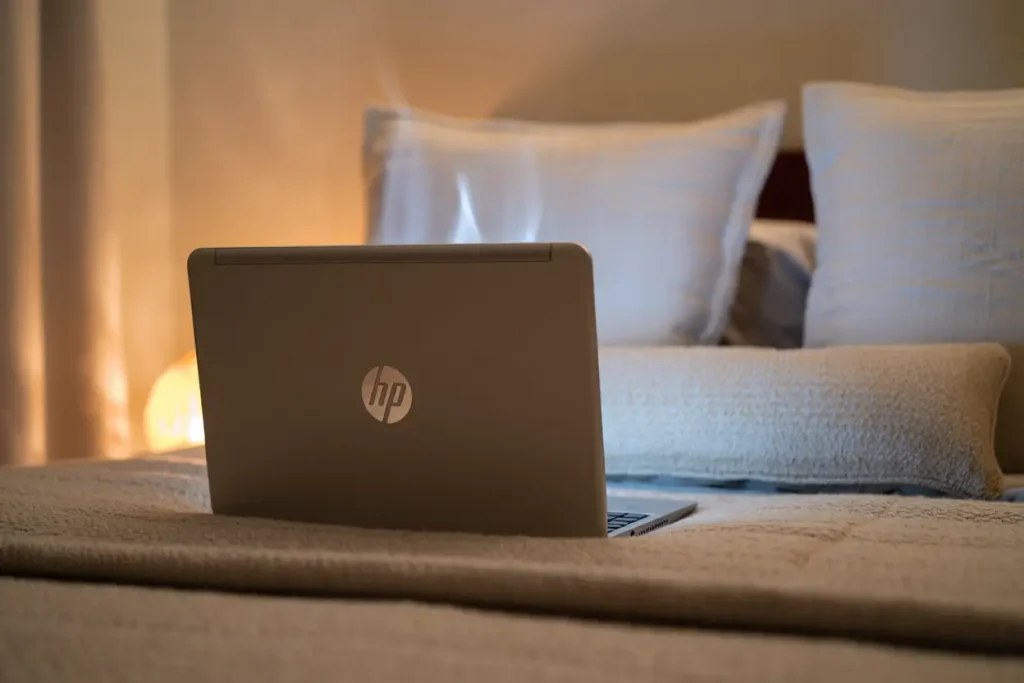 using cooling pad or table to safely use HP laptop on bed and prevent overheating